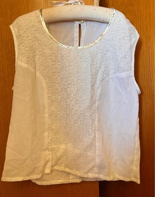 Blusa sin mangas plateada y blanca