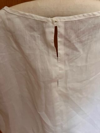 Blusa sin mangas plateada y blanca