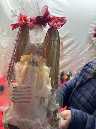 Presepe con angelo e figure sacre