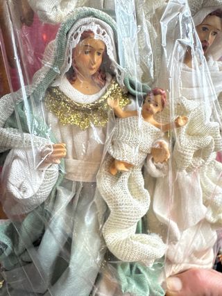 Presepe con angelo e figure sacre