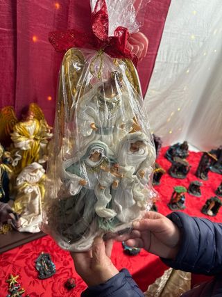 Presepe con angelo e figure sacre