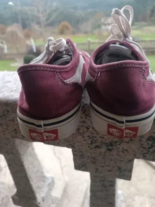 Deportivas Vans granate y blancas casi nuevas