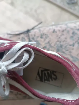 Deportivas Vans granate y blancas casi nuevas