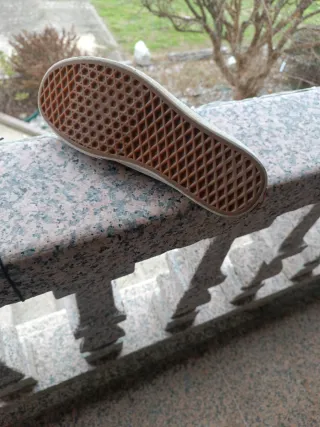 Deportivas Vans granate y blancas casi nuevas