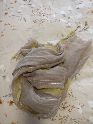 Pañuelo ligero beige con detalle amarillo