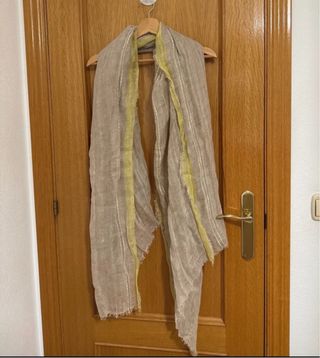 Pañuelo ligero beige con detalle amarillo