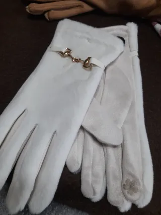 Guanti donna bianchi con fibbia dorata