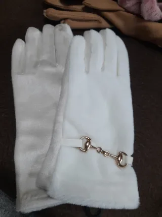 Guanti donna bianchi con fibbia dorata