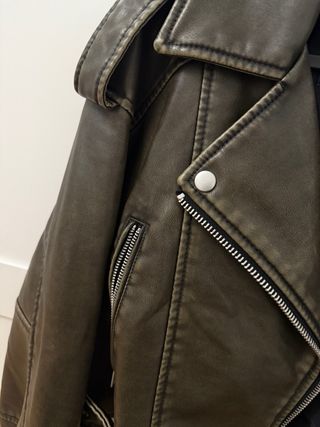 Cazadora efecto piel Zara verde militar