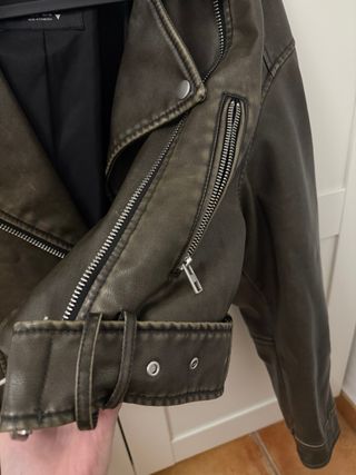 Cazadora efecto piel Zara verde militar