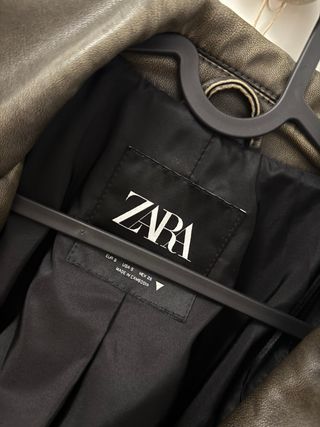 Cazadora efecto piel Zara verde militar