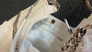 Bolso Stradivarius blanco con cadena plateada