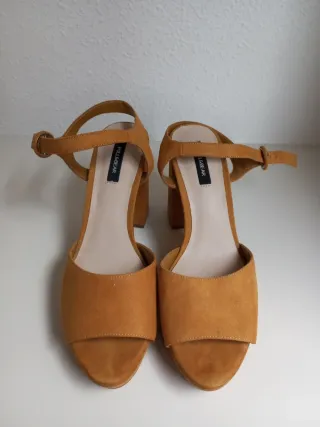 Sandalias Pull&Bear mostaza tacón plataforma