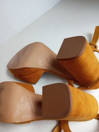 Sandalias Pull&Bear mostaza tacón plataforma