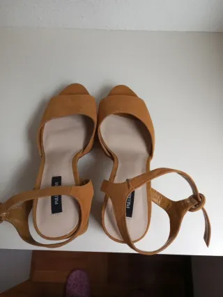 Sandalias Pull&Bear mostaza tacón plataforma