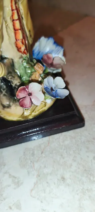 Scultura "Capodimonte " raffigura un ragazzo che a