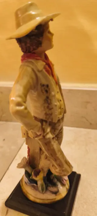 Scultura "Capodimonte " raffigura un ragazzo che a