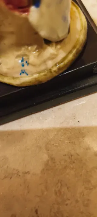 Scultura "Capodimonte " raffigura un ragazzo che a