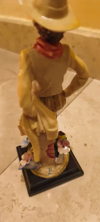 Scultura "Capodimonte " raffigura un ragazzo che a