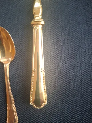 Set di posate dorate e spatola per dessert vintage