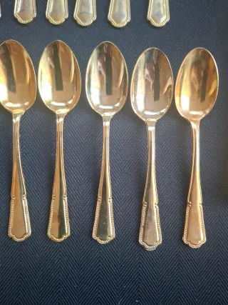 Set di posate dorate e spatola per dessert vintage