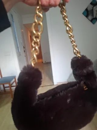 Bolso marrón con cadena dorada