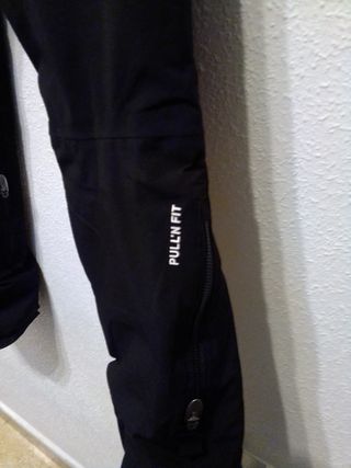 Chaqueta y pantalón de esquí azul