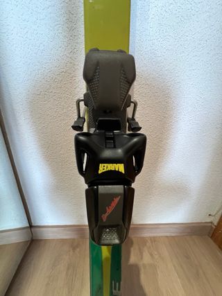 Lote esquís Dynastar One y Kastle