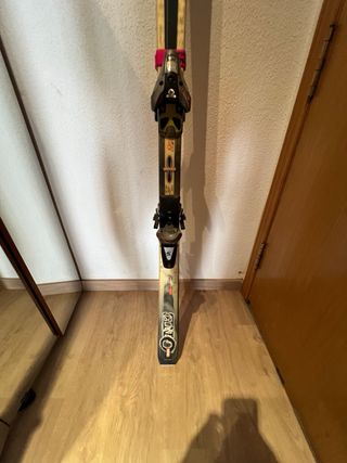 Lote esquís Dynastar One y Kastle