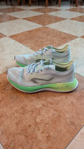 Zapatillas Kiprun running blancas y verdes