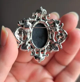 Broche estilo camafeo con piedras azules