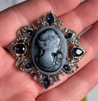 Broche estilo camafeo con piedras azules