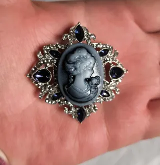 Broche estilo camafeo con piedras azules