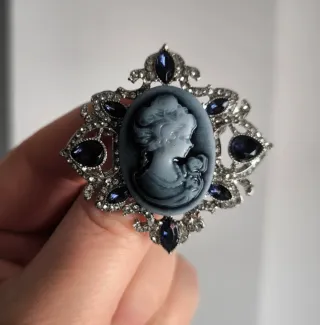 Broche estilo camafeo con piedras azules
