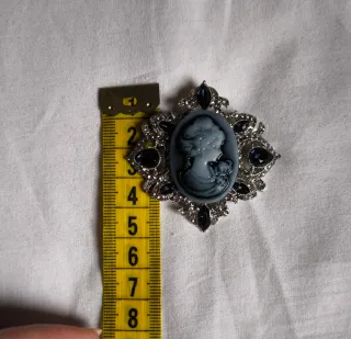 Broche estilo camafeo con piedras azules