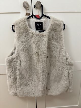 Chaleco pelo Zara.