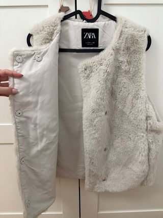 Chaleco pelo Zara.