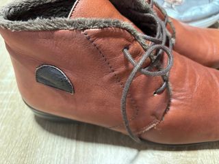 3 pares de zapatos: sandalias, botines y zapatilla