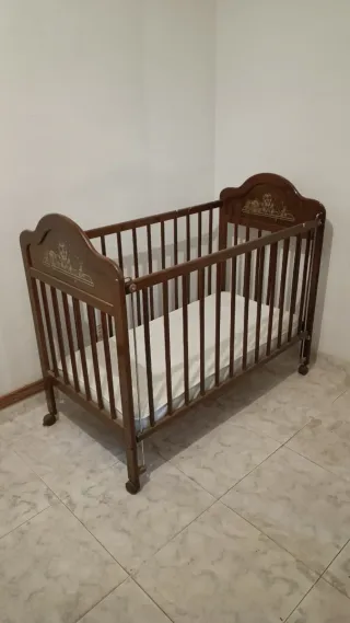 Cuna de madera en perfecto estado