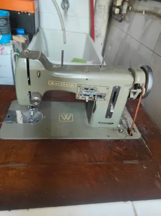 Máquina de coser Wertheim antigua