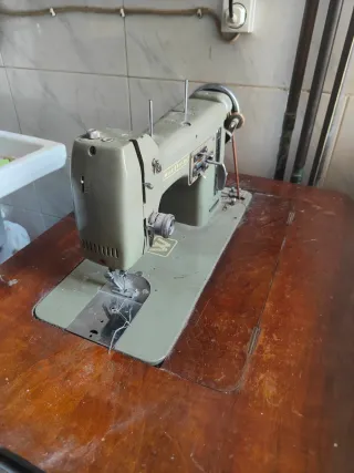 Máquina de coser Wertheim antigua