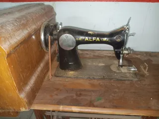 Máquina de coser Alfa antigua