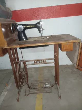 Máquina de coser Alfa antigua