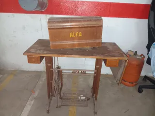 Máquina de coser Alfa antigua