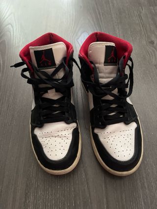 Zapatillas Jordan Negras, Rojas y Blancas