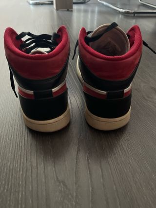 Zapatillas Jordan Negras, Rojas y Blancas