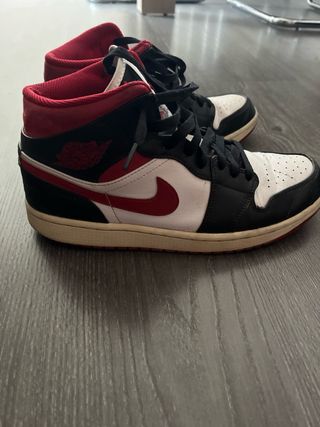 Zapatillas Jordan Negras, Rojas y Blancas