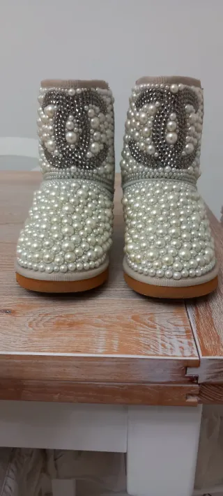 Stivali Chanel Ugg perla e argento