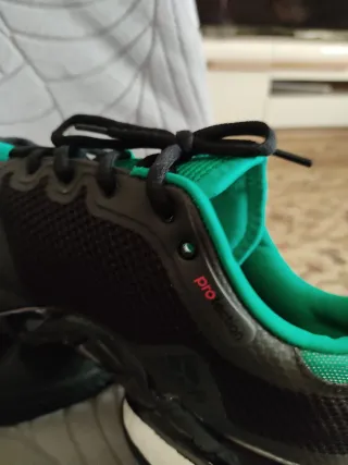 Zapatillas Adidas Negras y Verdes Talla 42.5