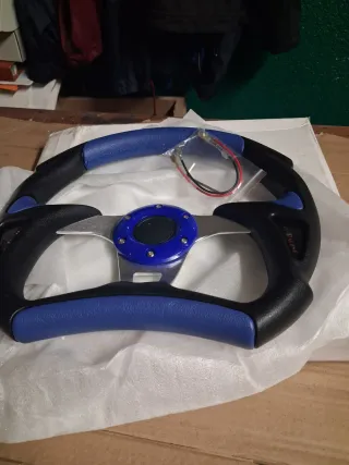 Volante deportivo azul y negro